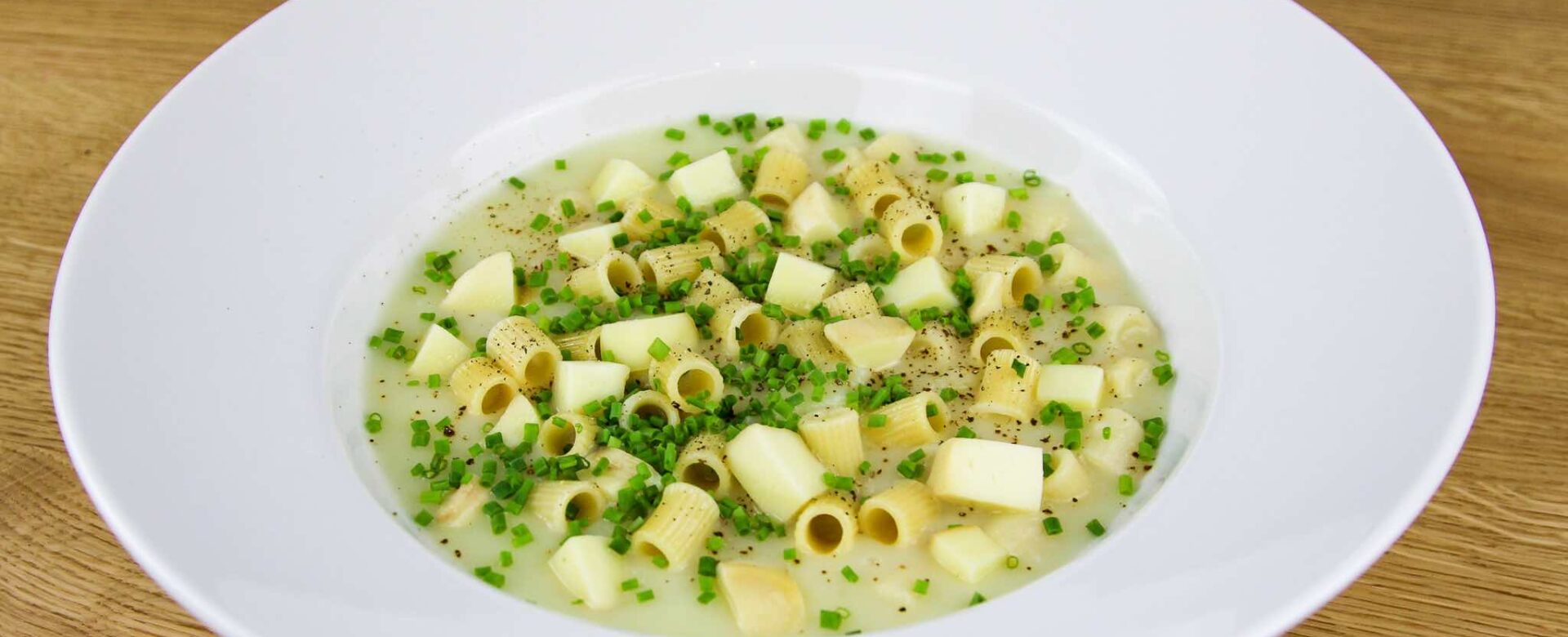 Italiaanse aardappelsoep met gerookte mozzarella en pasta