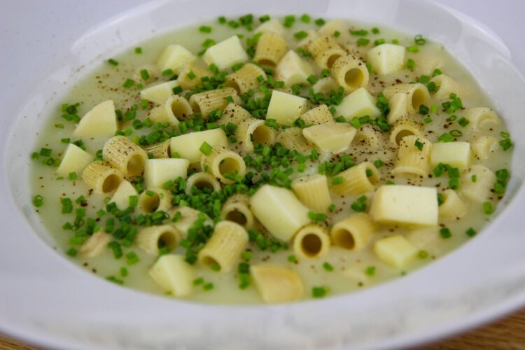 Italiaanse aardappelsoep met gerookte mozzarella en pasta