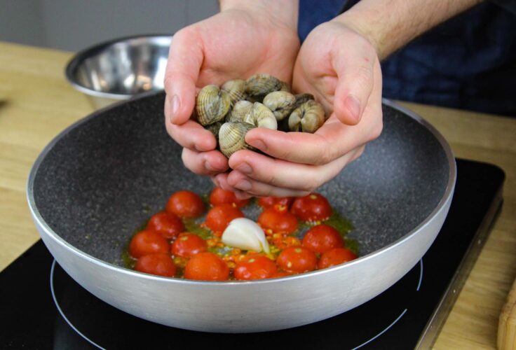 Volkoren pasta met vongole, tomaatjes en citroenzeste