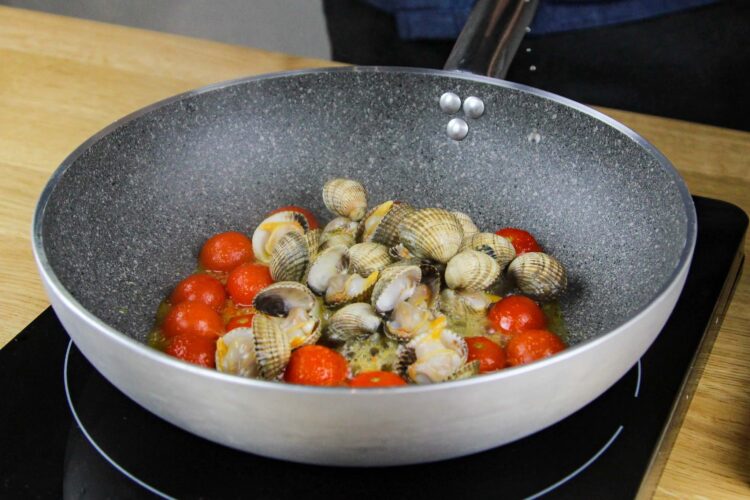 Volkoren pasta met vongole, tomaatjes en citroenzeste