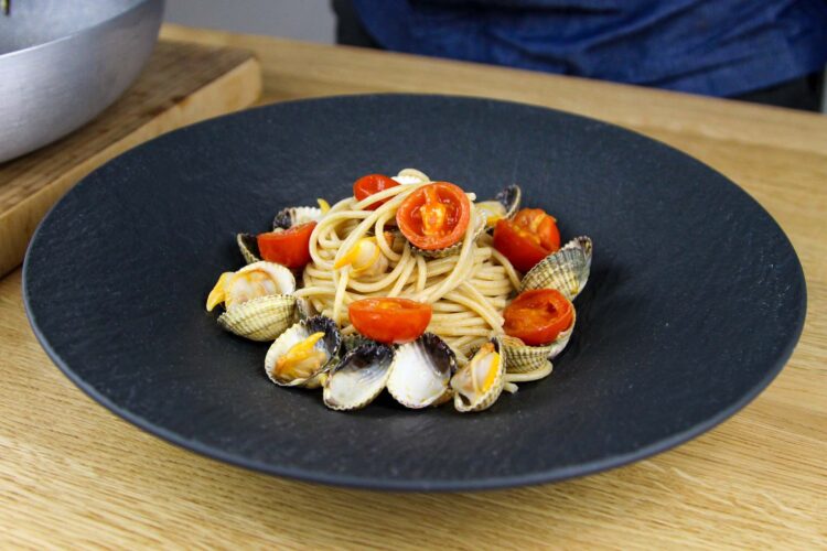 Volkoren pasta met vongole, tomaatjes en citroenzeste