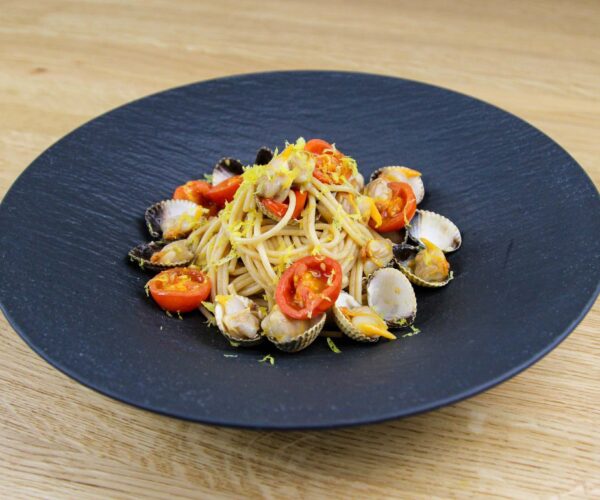Volkoren pasta met vongole, tomaatjes en citroenzeste