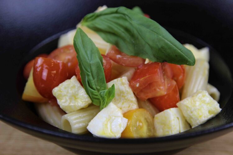 Salade Caprese met pasta