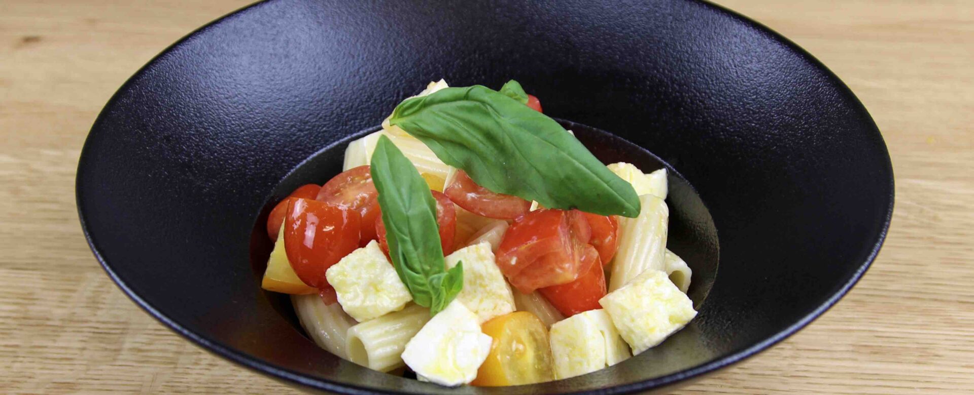 Salade Caprese met pasta