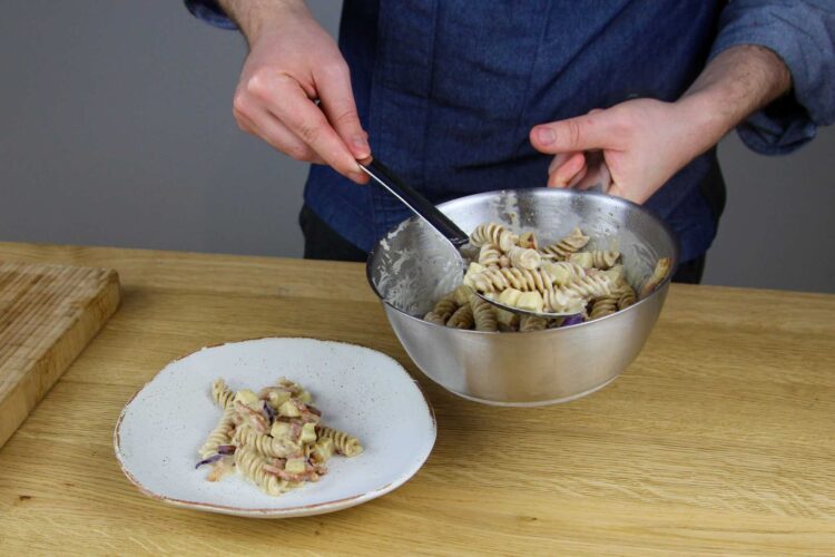 Volkoren pasta met provolone kaas en spekjes