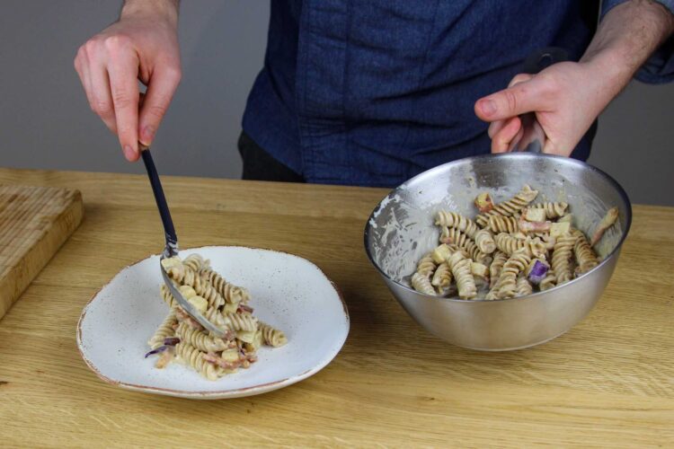 Volkoren pasta met provolone kaas en spekjes