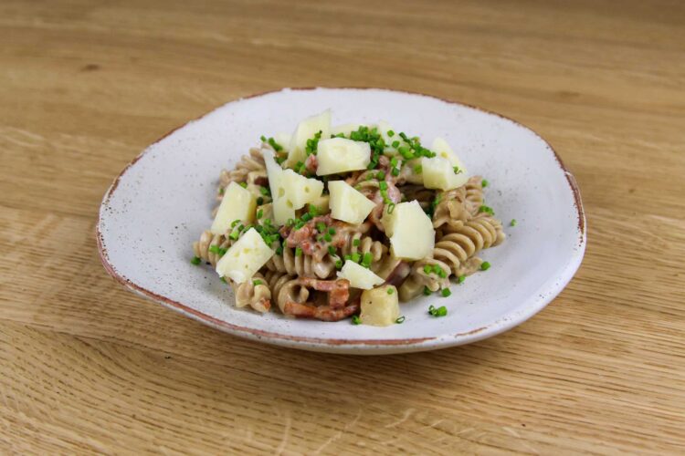 Volkoren pasta met provolone kaas en spekjes