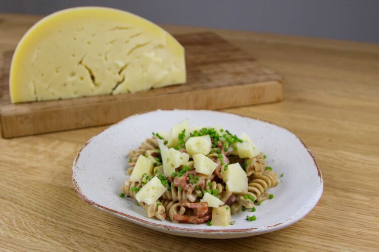 Volkoren pasta met provolone kaas en spekjes