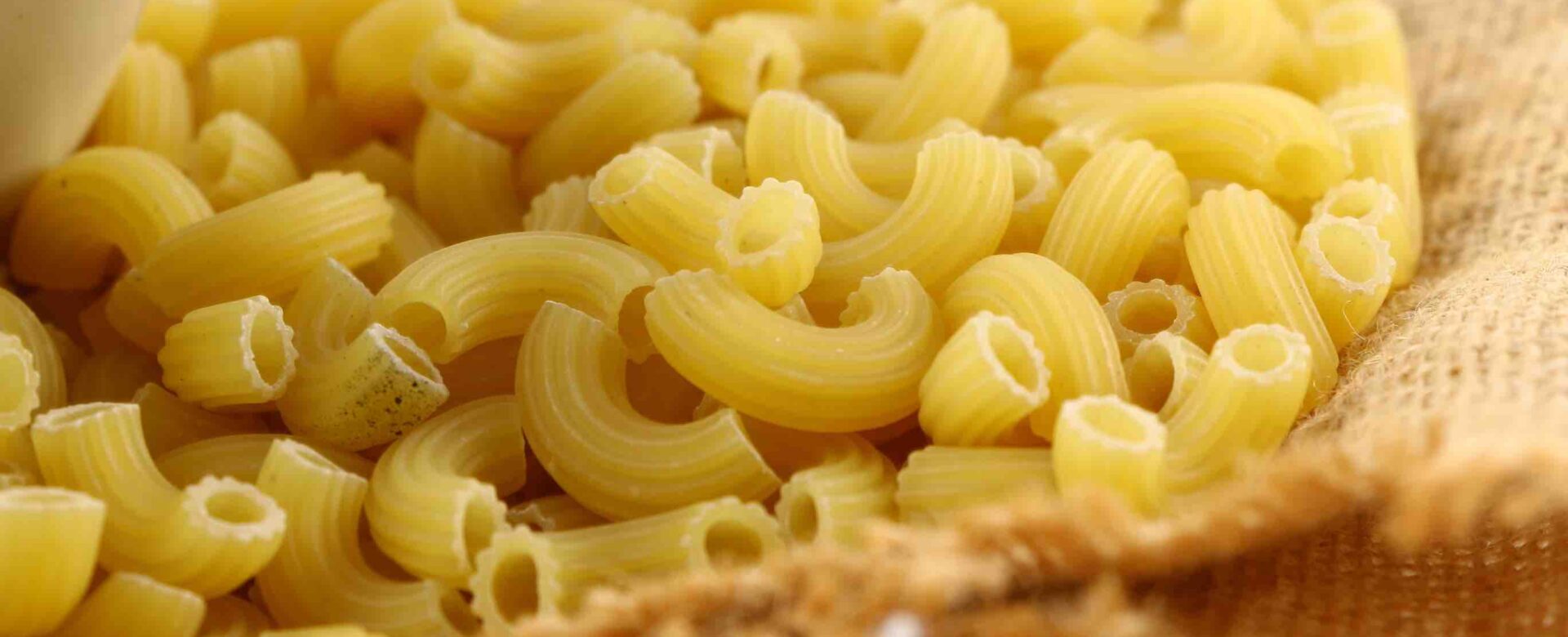 Hoeveel koolhydraten zitten er in macaroni?