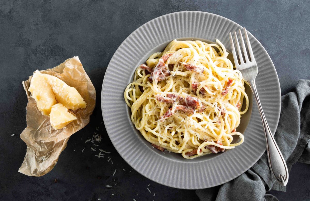 Is spaghetti carbonara gemaakt met kaas?