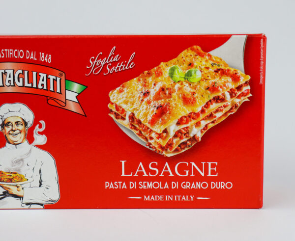 Verpakking van Maltagliati lasagnebladeren - ambachtelijke Italiaanse pastabladen, perfect voor het maken van heerlijke lasagnegerechten thuis.