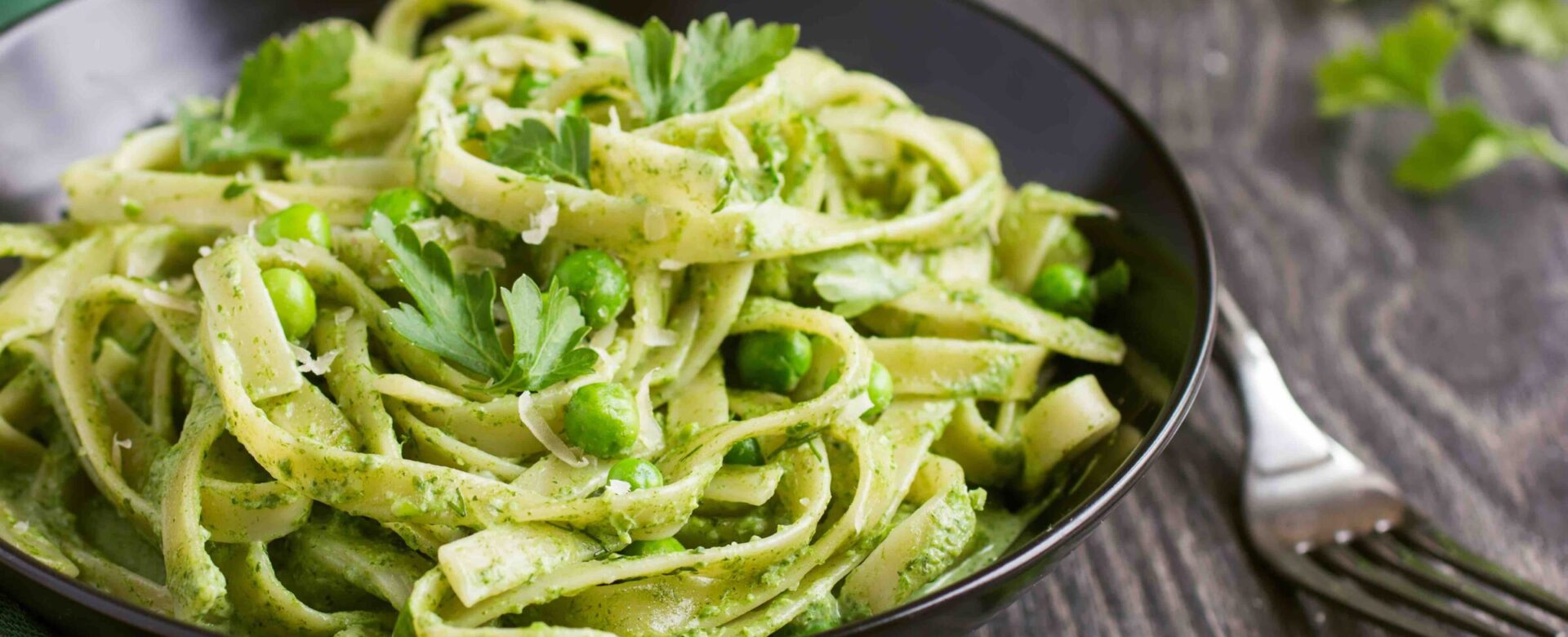 Een smakelijk bord simpele pasta, geserveerd met verse basilicum en Parmezaanse kaas, ideaal voor een snelle en heerlijke maaltijd