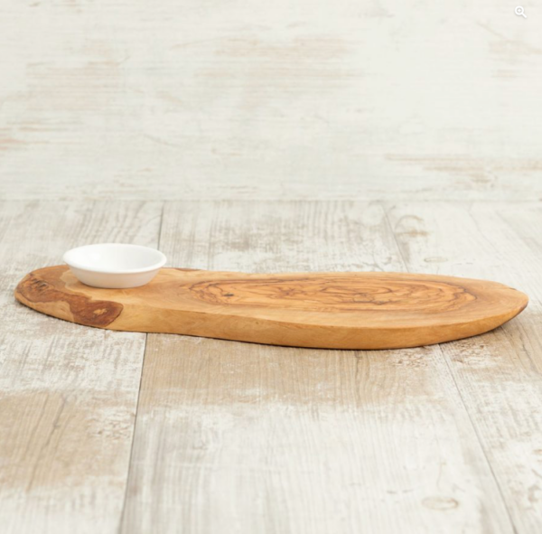 Borrelplank met schotel gemaakt van Italiaans olijfhout. Afmeting 35x14x1,8 cm