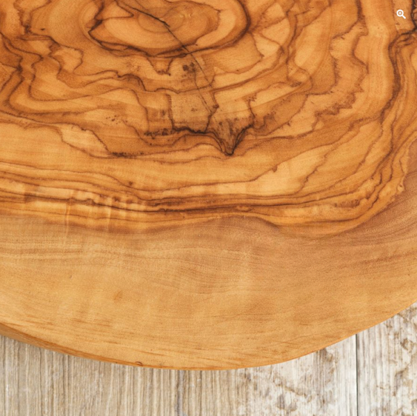 Borrelplank met schotel gemaakt van Italiaans olijfhout. Afmeting 35x14x1,8 cm