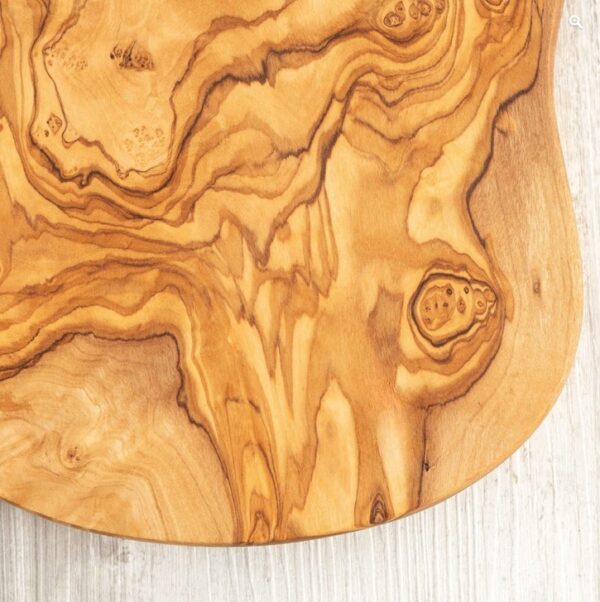 Borrelplank gemaakt van Italiaans olijfhout. Afmeting 40x21x2 cm