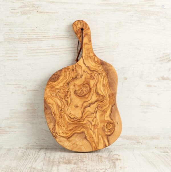 Borrelplank gemaakt van Italiaans olijfhout. Afmeting 43x30x2 cm