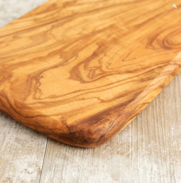 Borrelplank gemaakt van Italiaans olijfhout. Afmeting 41x18x1,8 cm