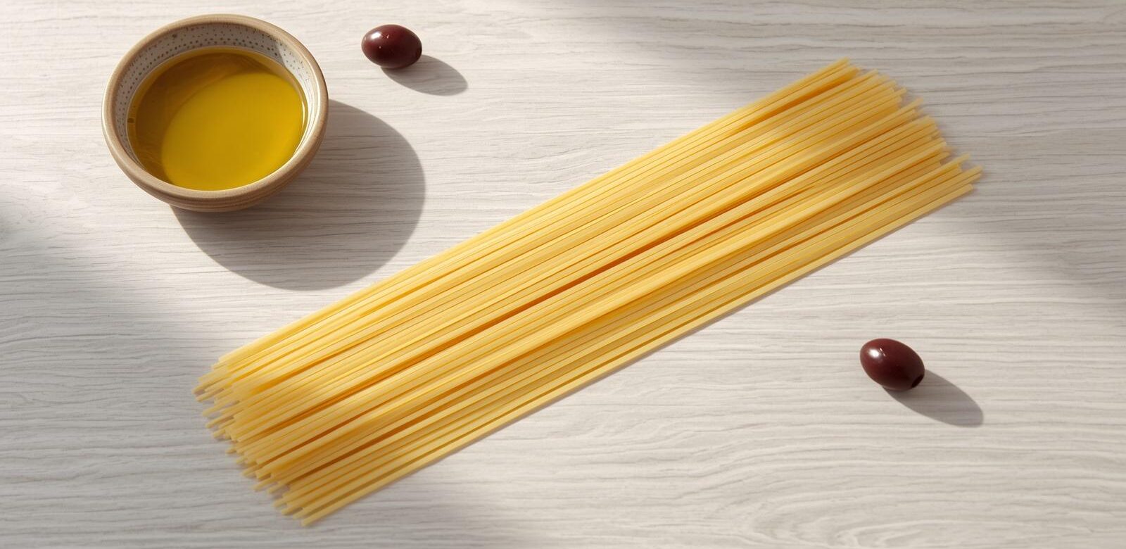 Hoeveel spaghetti kook je per persoon? Ontdek de juiste hoeveelheid voor hoofdgerecht, voorgerecht, kinderen en grote groepen.