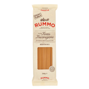 Ontdek Rummo Bucatini, authentieke Italiaanse pasta met holle kern en stevige al dente beet. Perfect voor amatriciana, carbonara en rijke Italiaanse sauzen.