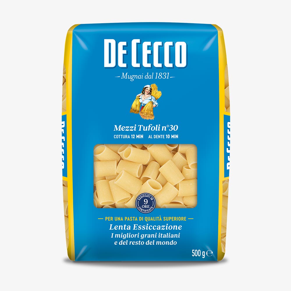 Ontdek De Cecco Mezze Maniche, authentieke Italiaanse buispasta van hoogwaardige durumtarwe met stevige al dente beet. Perfect voor ragù, kaassauzen en ovengerechten.