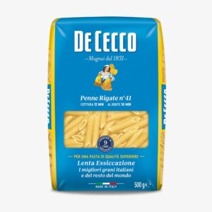 Ontdek De Cecco Penne Rigate, authentieke Italiaanse pasta van hoogwaardige durumtarwe met stevige al dente beet. Perfect voor pesto, ovengerechten en rijke sauzen.