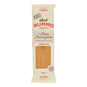 Ontdek Rummo Spaghetti N°3, authentieke Italiaanse pasta van hoogwaardige durumtarwe met stevige al dente beet. Perfect voor klassieke pastagerechten